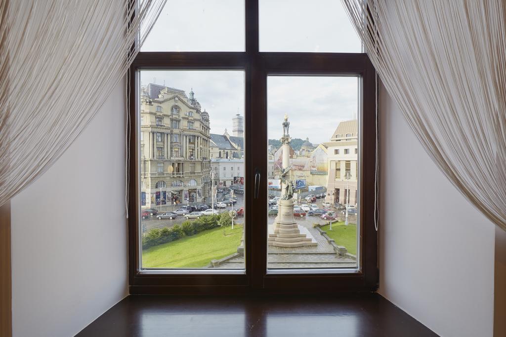 Apartment Mitskevycha Square 5 Lviv Exterior photo
